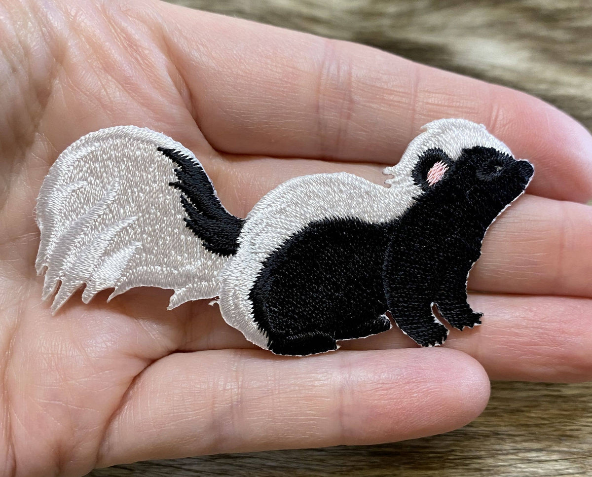 Skunk - 3" - Facing Right - Iron on Embroidered Patch