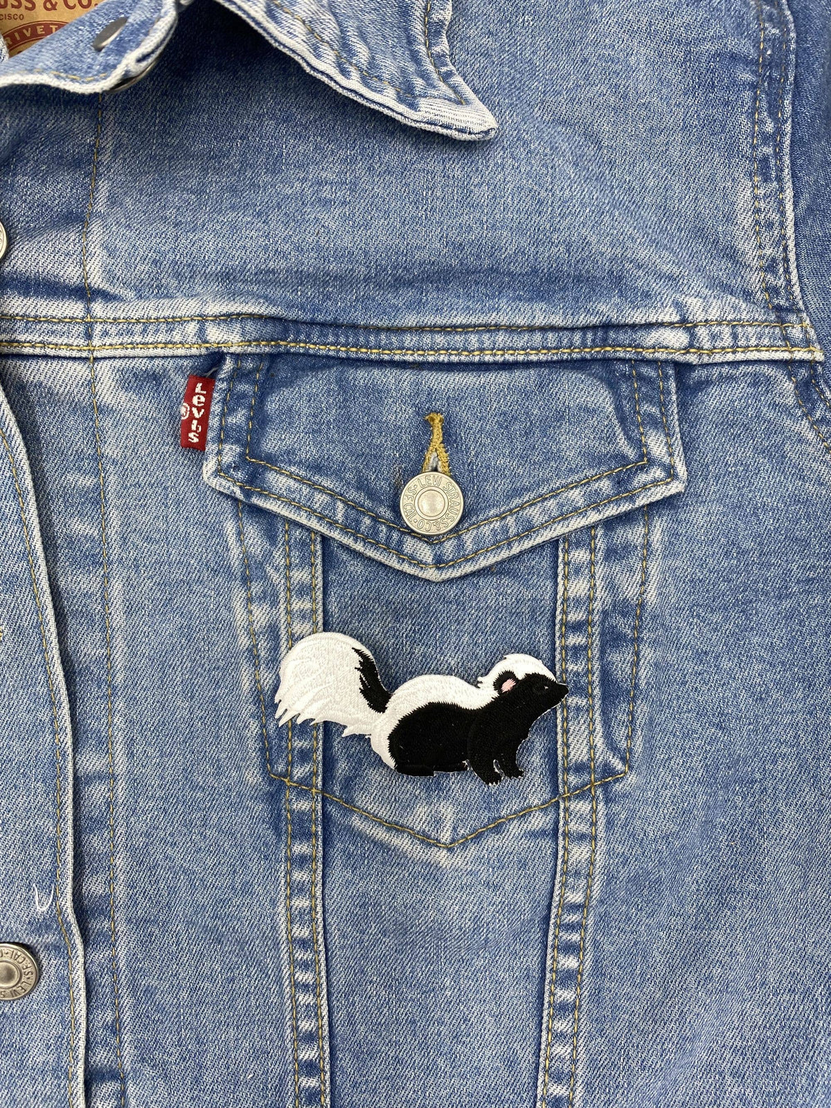 Skunk - 3" - Facing Right - Iron on Embroidered Patch